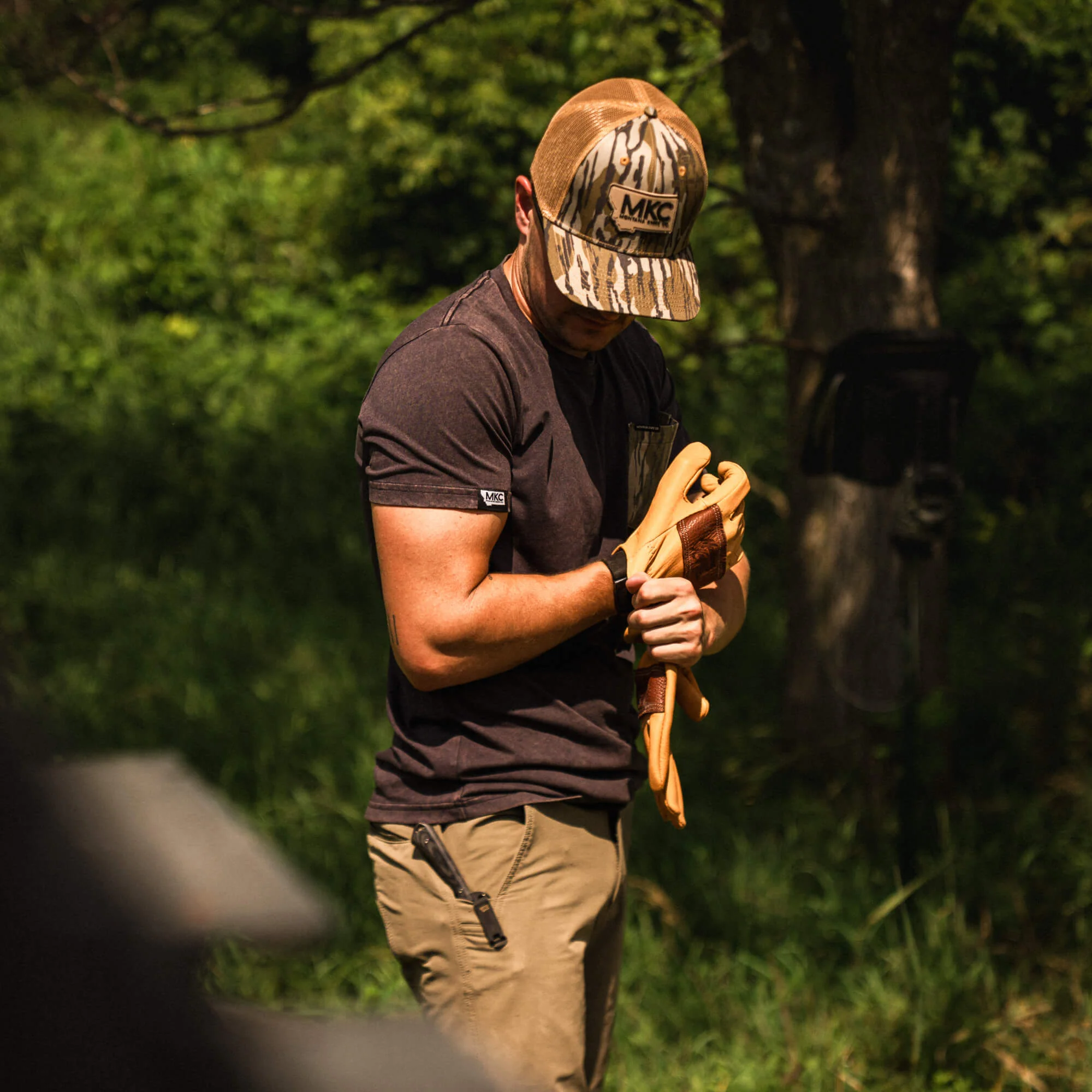 MKC X MOSSY OAK BOTTOMLAND POCKET TEE - BLACK - Image 5