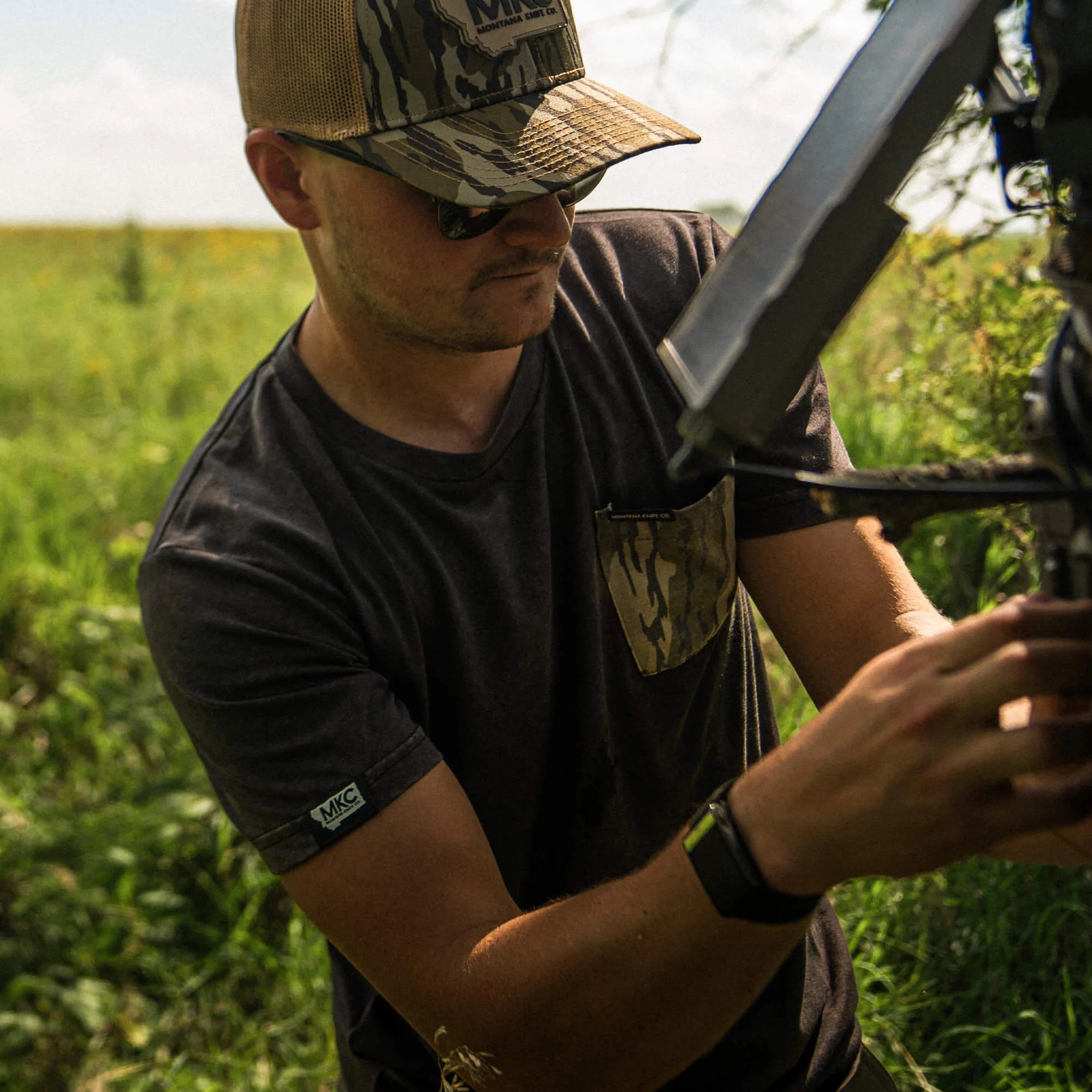 MKC X MOSSY OAK BOTTOMLAND POCKET TEE - BLACK - Image 6